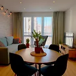 Apt Lucky 7 - 2 Bdr Cozy Family & Office Space - Free Parking, Near Stadiums & Center 布拉迪斯拉发