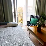 Apt Lucky 7 - 2 Bdr Cozy Family & Office Space - Free Parking, Near Stadiums & Center