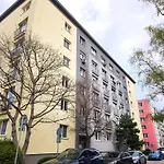 Apt Lucky 7 - 2 Bdr Cozy Family & Office Space - Free Parking, Near Stadiums & Center * 布拉迪斯拉发